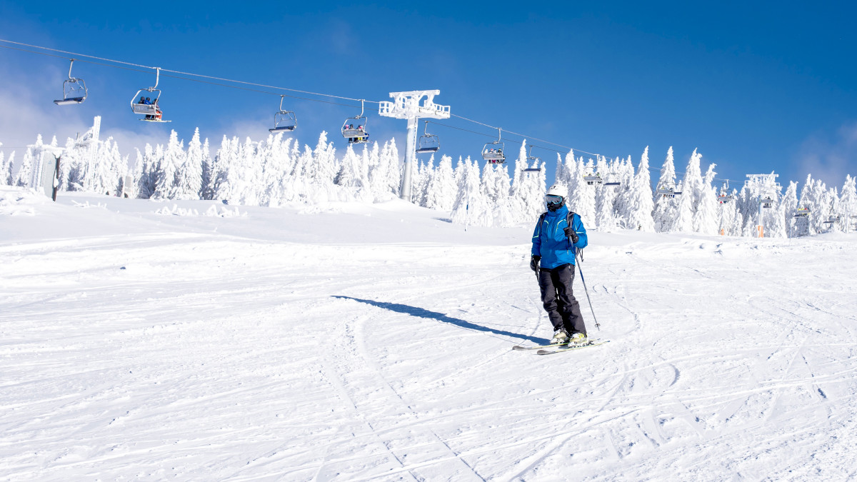 homme à la neige empruntant une piste de ski